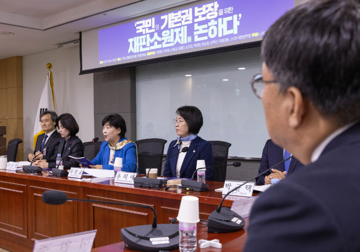 더불어민주당과 조국혁신당 법제사법위원회 소속 의원들이 25일 국회에서 개최한 '국민의 기본권 보장을 위한 재판소원제를 논하다' 토론회에서 민주당 서영교 의원이 인사말을 하고 있다. 연합뉴스