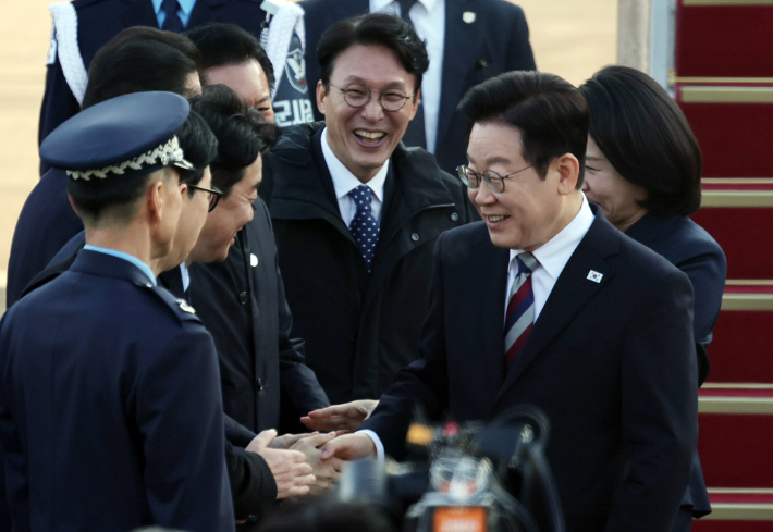 아프리카·중동 4개국 순방을 마치고 귀국한 이재명 대통령이 26일 성남 서울공항에서 환영나온 김민석 국무총리, 강훈식 대통령비서실장 등과 인사하고 있다. 연합뉴스