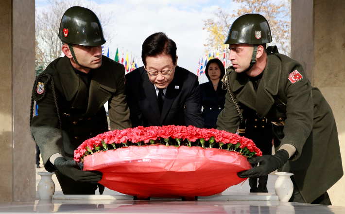튀르키예를 국빈 방문한 이재명 대통령과 김혜경 여사가 25일(현지시간) 앙카라 한국공원을 찾아 한국전 참전 기념탑에 헌화하고 있다. 연합뉴스