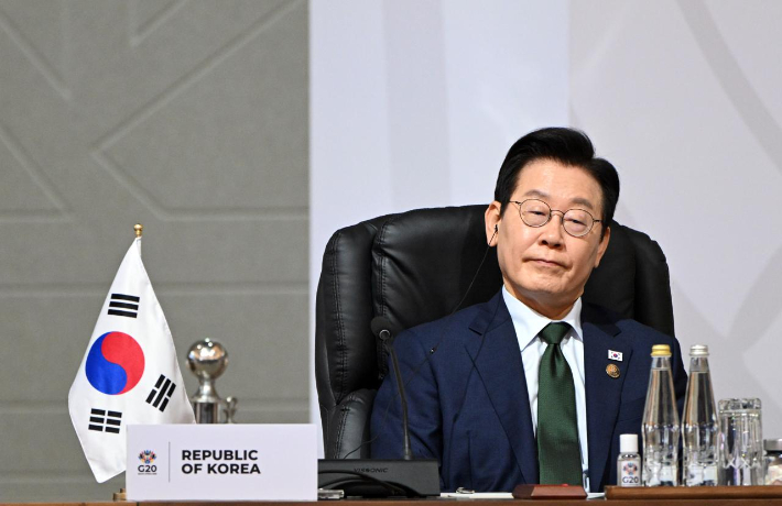 이재명 대통령이 23일(현지시간) 남아프리카공화국 요하네스버그 나스렉 엑스포센터에서 열린 주요 20개국(G20) 정상회의 제3세션에 참석해 있다. G20 조직위 제공