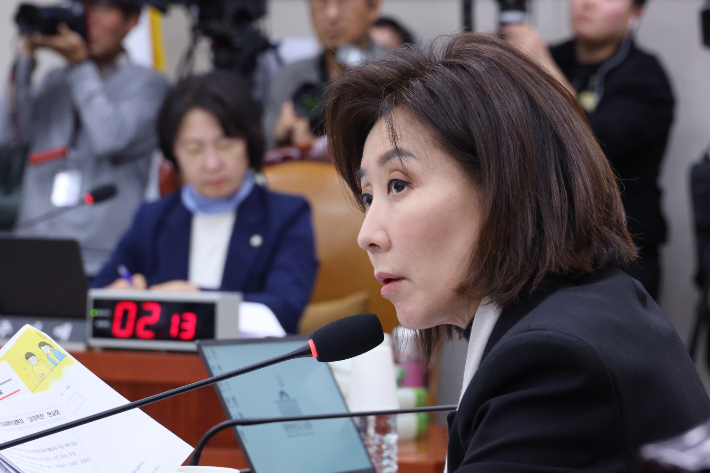 26일 서울 여의도 국회에서 열린 법제사법위원회 전체회의에서 나경원 의원이 이억원 금융위원장에게 질의를 하고 있다. 연합뉴스