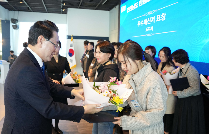 김영록 전라남도지사가 26일 순천 아모르웨딩컨벤션에서 열린 '2025년 전라남도 민원메신저 성과보고회'에서 우수메신저 표창을 수여하고 기념촬영을 하고 있다. 전라남도 제공