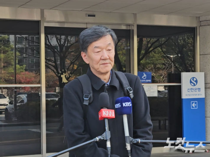 26일 손석주 영화숙·재생원 피해생존자협의회 대표가 부산지법 앞에서 발언하고 있다. 김혜민 기자 
