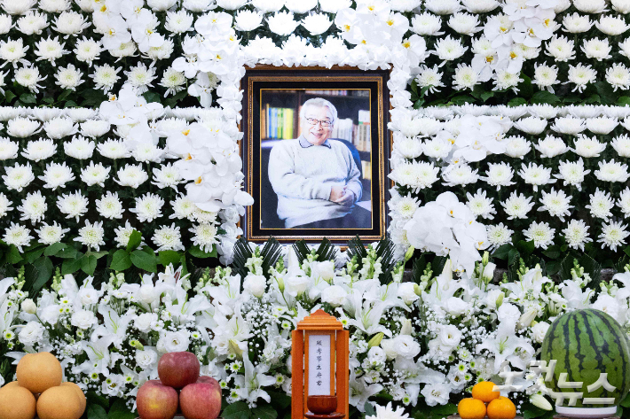 故 이순재는 국내 최고령 현역 배우로 70년 가까이 다양한 연극과 드라마, 영화, 예능을 넘나들며 활약했다. 사진은 서울아산병원 장례식장에 마련된 빈소. 사진공동취재단