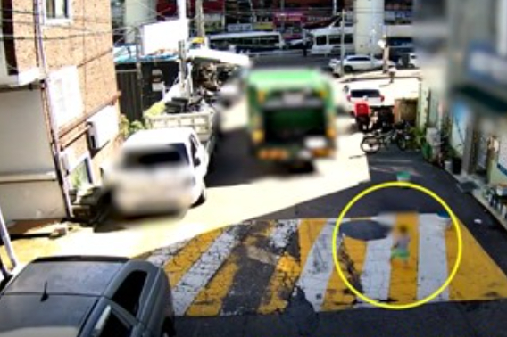 경기 군포시에서 3세 남자아이의 실종 상황이 찍힌 CCTV 영상. 경기남부경찰청 제공