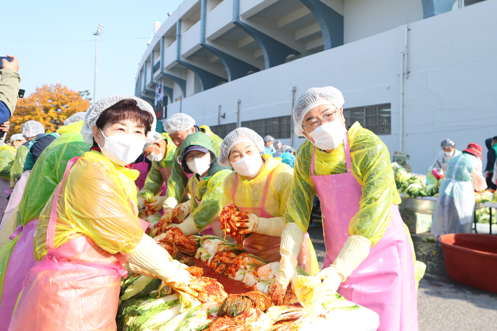 주낙영 경주시장이 사랑의 김장 담가주기 행사에서 새마을회원들과 함께 김장을 담고 있다. 경주시 제공