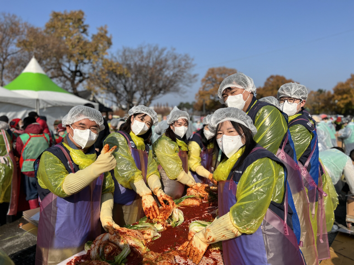 박천중 한수원 상생협력처장을 비롯한 한수원 직원들이 '사랑의 김장 봉사활동'을 펼치고 있다. 한수원 제공 