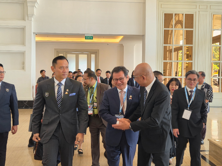 2025 인도네시아 국제 교통 정상회의에 참가한 김홍규 강릉시장이 관계자들과 인사를 나누고 있다. 강릉시 제공