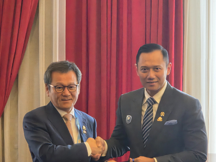 인도네시아 아구스 하리무르티 유도요노 인프라 지역개발 조정 장관과 악수를 나누고 있는 김홍규 강릉시장. 강릉시 제공