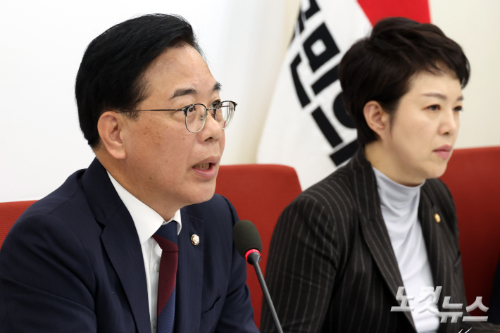 국민의힘 송언석 원내대표가 26일 서울 여의도 국회에서 현안 관련 긴급 기자간담회를 갖고 있다. 윤창원 기자