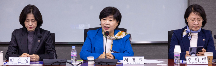 왼쪽부터 조국혁신당 박은정 의원, 더불어민주당 서영교 의원, 추미애 의원. 연합뉴스