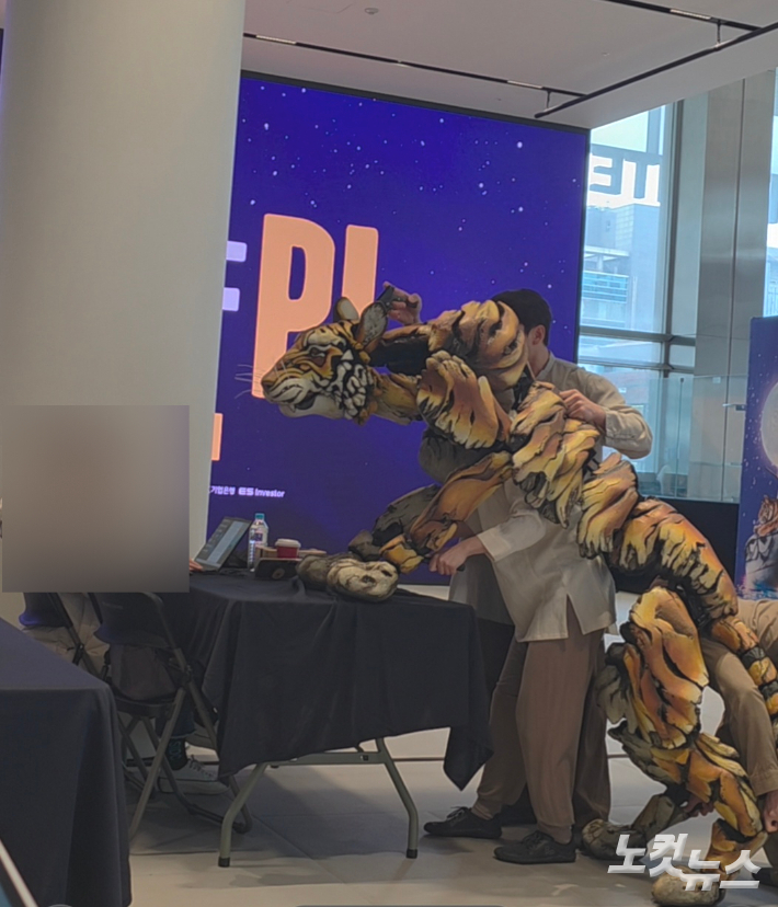 26일 GS아트센터에서 열린 간담회에서 세 명의 퍼펫티어(puppeteer·인형을 부리는 배우들)가 구현한 벵골 호랑이 리처드 파커가 으르렁하며 갑자기 책상 위로 올라서자 탄성이 나오기도 했다. 곽인숙 기자 