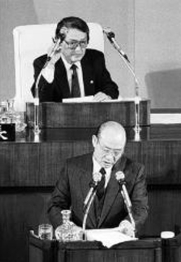 문동환 위원장과 증언대의 전두환. 5공비리 특위 광주특위연석청문회. 1989년 12월.