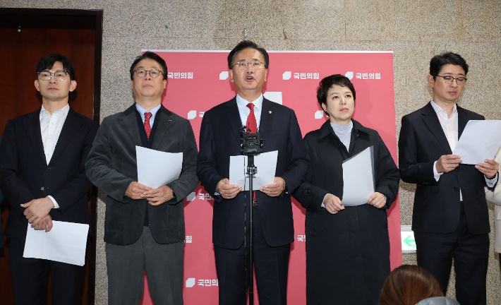 국민의힘 유상범 원내수석부대표를 비롯한 국회 운영위원회 소속 의원들이 26일 서울 여의도 국회에서 민주당의 무제한토론(필리버스터) 제도 변경 처리를 규탄하며 기자회견을 하고 있다. 연합뉴스