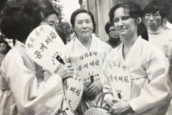 문동환 목사 등이 1976년 3.1민주구국선언 사건으로 투옥되자, 문혜림 선생 등 구속자 부인들은 보라색 옷을 입고 거리로 나서 '민주회복'을 외치며 싸웠다.