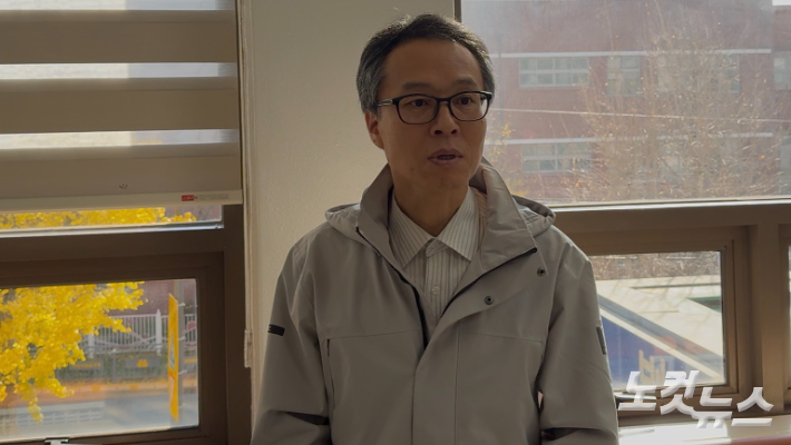 항소심에서 무죄 선고를 받은 전직 교사 백금렬씨가 26일 법정 밖에서 소감을 밝히고 있다. 김한영 기자