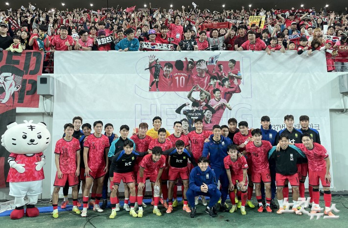 대한민국 남자 축구 대표팀 선수들이 지난달 14일 서울 상암동 서울월드컵경기장에서 열린 축구 국가대표팀 친선경기 대한민국과 파라과이의 경기를 2대0으로 승리한 후 관중들과 기념촬영을 하고 있다. 류영주기자