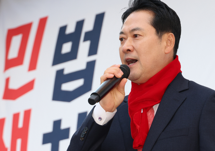 국민의힘 장동혁 대표가 26일 충남 천안종합버스터미널 조각광장에서 열린 '민생회복과 법치수호 충남 국민대회'에서 발언하고 있다. 연합뉴스