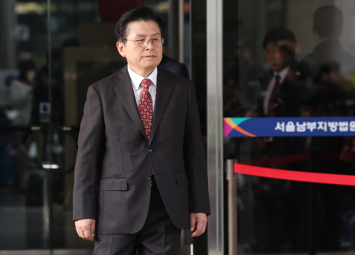 자유와혁신 황교안 대표가 지난 20일 서울 양천구 서울남부지방법원에서 열린 '국회 패스트트랙 충돌' 1심 선고 공판을 마치고 나서고 있다. 연합뉴스