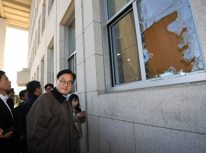4일 새벽 국회 본회의에서 계엄 해제 결의안이 가결된 가운데 우원식 국회의장이 이날 오전 계엄군에 파손된 유리창 등 국회의사당 피해상황을 살펴보고 있다. 황진환 기자