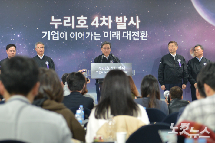 윤형빈 우주항공청장이 누리호 발사관리위원회 결과를 브리핑하고 있다. 최원철 기자