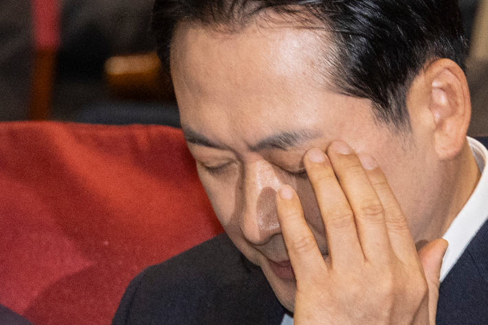 국민의힘 장동혁 대표가 26일 국회 의원회관 에서 열린 '독립외교 40년 : 이승만의 외로운 투쟁' 시사회에서 생각에 잠겨 있다. 연합뉴스