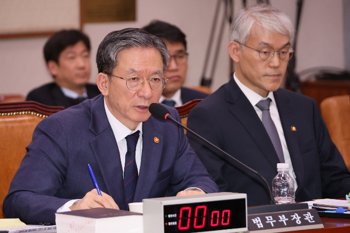 정성호 법무부 장관이 26일 서울 여의도 국회에서 열린 법제사법위원회 전체회의에서 국민의힘 나경원 의원의 질의에 답하고 있다. 오른쪽은 천대엽 법원행정처장. 연합뉴스