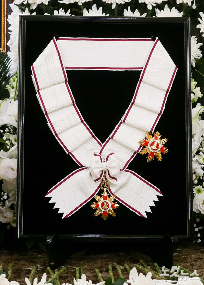 고인 빈소에 놓인 금관문화훈장. 사진공동취재단