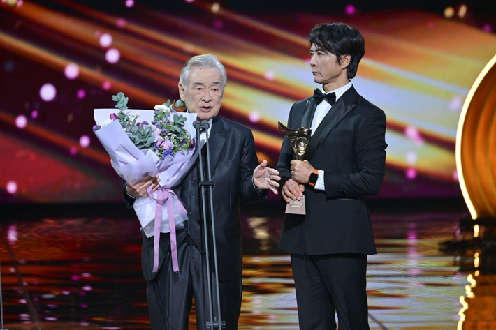 '2024 KBS 연기대상'에서 연기대상을 받은 고 이순재. 오른쪽은 배우 최수종. KBS 제공