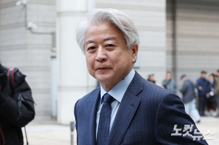 불법 정치자금을 수수한 혐의로 재판에 넘겨진 노웅래 전 더불어민주당 의원이 26일 오전 서울 서초구 서울중앙지방법원에서 열린 1심 선고공판에서 무죄를 선고받은 후 법원을 나서고 있다. 류영주 기자