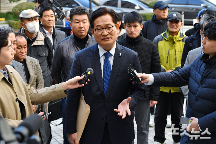 더불어민주당 전당대회 돈봉투 수수 의혹으로 재판에 넘겨진 송영길 소나무당 대표가 서울 서초구 서울중앙지방법원에서 열린 1심 결심 공판에 출석하며 취재진의 질문에 답변하고 있다. 류영주 기자