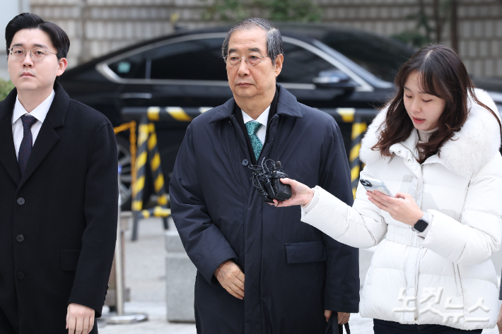 12·3 비상계엄 관련 내란 방조 등 혐의를 받는 한덕수 전 국무총리가 26일 오전 서울 서초구 서울중앙지방법원에서 열린 1심 결심 공판에 출석하고 있다. 류영주 기자