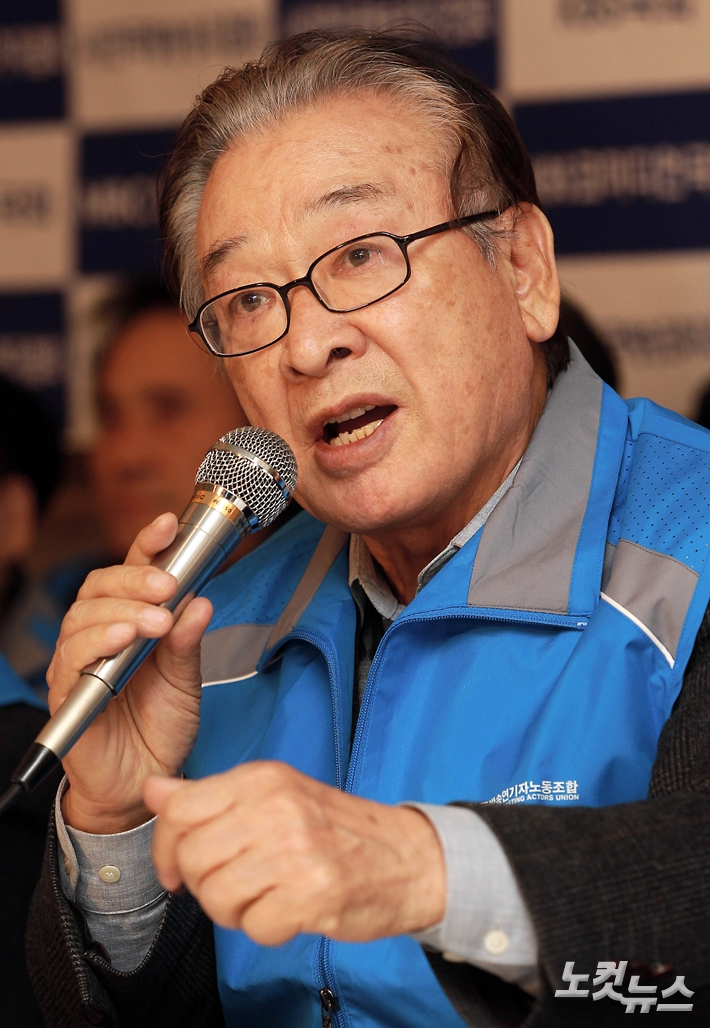 출연료 미지급 사태로 인해 촬영 거부에 나선 한국방송연기자노동조합은 2012년 11월 기자회견을 열어 사태 해결을 촉구했다. 사진은 이순재가 발언하는 모습. 황진환 기자