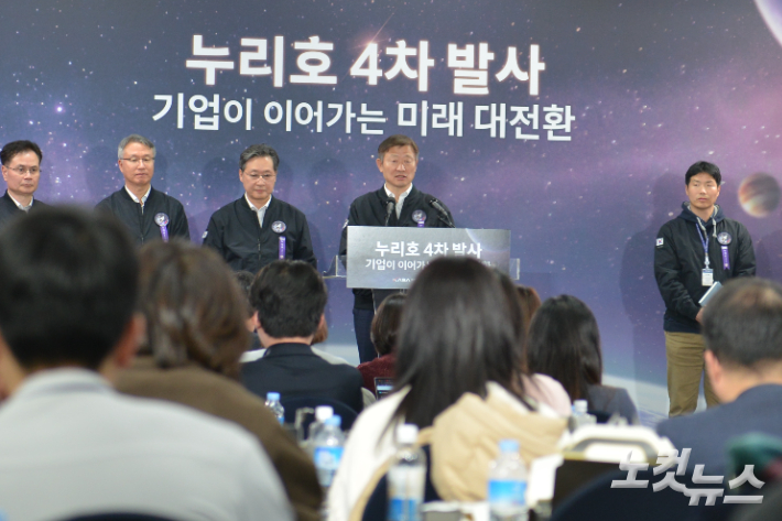 이상철 한국항공우주연구원 원장이 27일 2시 40분 전남 고흥 나로우주센터 프레스룸에서 열린 누리호 4차 발사 결과 브리핑에서 발언하고 있다. 최원철 기자