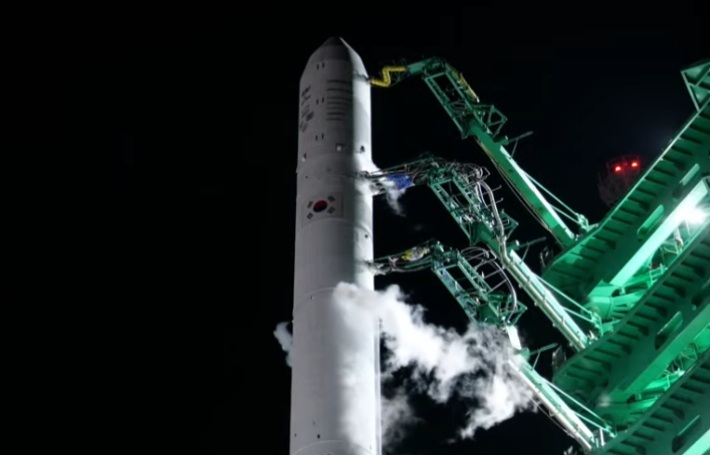 누리호 동체에 연결된 암에서 연료 주입이 진행되는 모습. 한국항공우주연구원 'KARI TV' 유튜브 영상 캡처