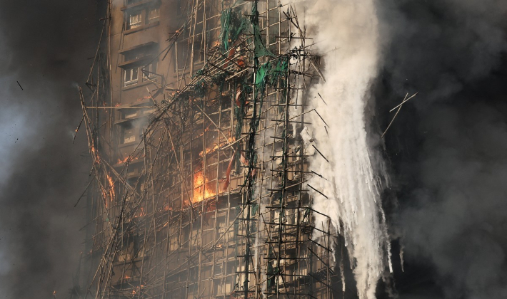 26일 오후 홍콩 북부 타이포 구역의 고층 주거단지에서 불이 나 검은 연기가 자욱하다. 연합뉴스