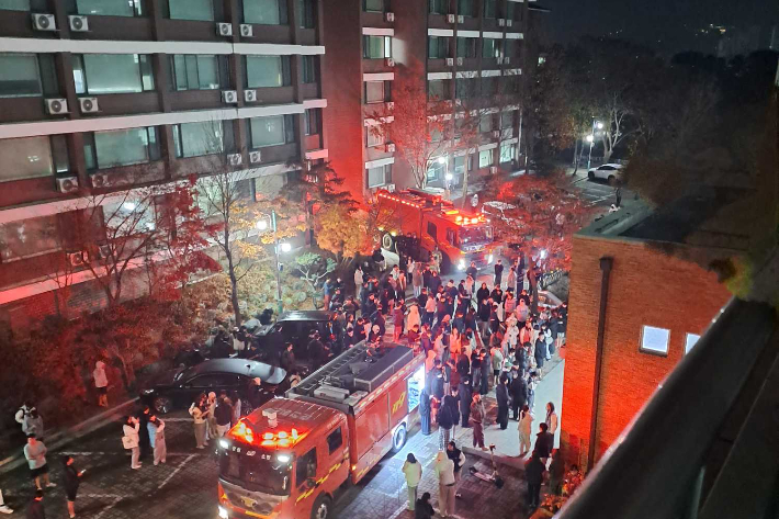 27일 오전 1시 27분쯤 춘천시 후평동의 한 대학교 기숙사 배전반에서 불이 나 30여분 만에 꺼졌다. 강원소방본부 제공