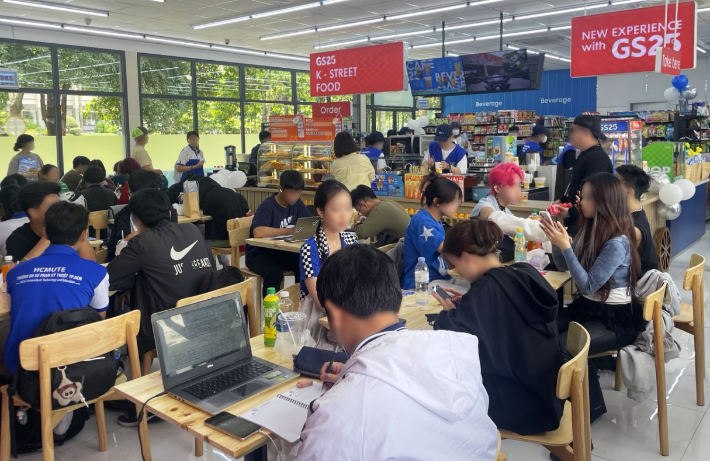 GS25 베트남 'K-푸드 특화 매장'에서 현지인들이 한국 음식을 즐기고 있다. GS리테일 제공