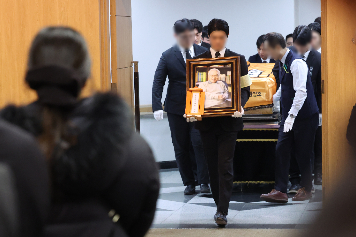 27일 서울 송파구 서울아산병원 장례식장에서 배우 이순재 영결식이 엄수되고 있다. 연합뉴스