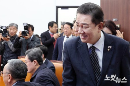 정책조정회의 참석하는 김병기 원내대표