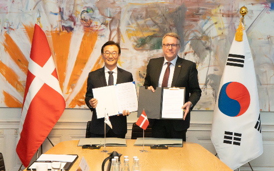 전재수 장관은 지난 11월 26일 덴마크를 방문해 모르텐 뵈스코우 덴마크 산업부 장관과 면담을 갖고 '한-덴 녹색·디지털 해운협력 MOU' 및 '한-덴 해운물류분야 MOU'를 체결했다. 해수부 제공