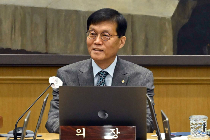 이창용 한국은행 총재가 27일 서울 중구 한국은행 본관에서 열린 금융통화위원회 본회의를 주재하고 있다. 연합뉴스