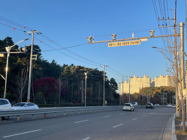 배출가스 5등급 단속 카메라. 경남도청 제공 