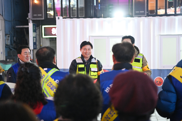 조용익 부천시장이 지난 25일 부천역 피노키오 광장 미디어안전센터 앞에서 시민대책위원회 가두캠페인에 대해 감사인사를 전하고 있다. 부천시 제공