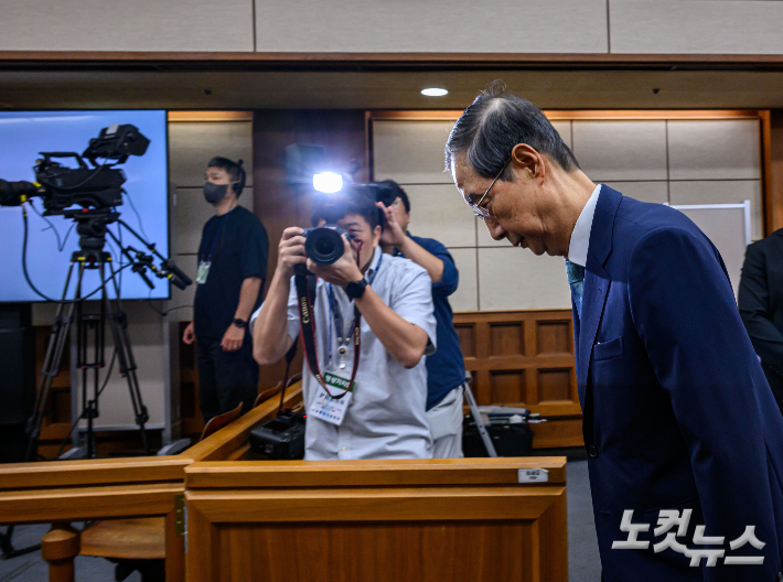 한덕수 전 국무총리가 서울 서초구 서울중앙지법에서 열린 내란 우두머리 방조 및 위증 등 혐의 재판에 피고인으로 출석하고 있다. 사진공동취재단
