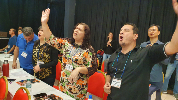 예배 참가자들이 손을 들고 찬양을 부르고 있다. 김돈수 선교사 제공