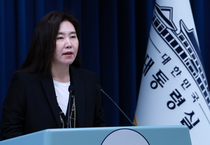 강유정 대변인이 26일 용산 대통령실에서 사법 현안 관련 브리핑을 하고 있다. 연합뉴스