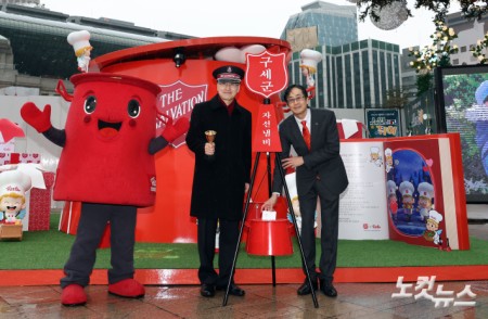 자선냄비에 성금 넣는 이경우 대표