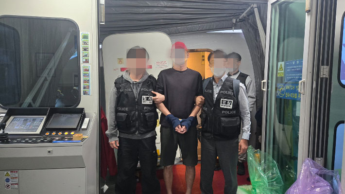 자신을 여성으로 속여 피해자 192명으로부터 46억 원을 뜯어낸 30대 남성 A씨가 27일 강제송환됐다. 경찰청 제공