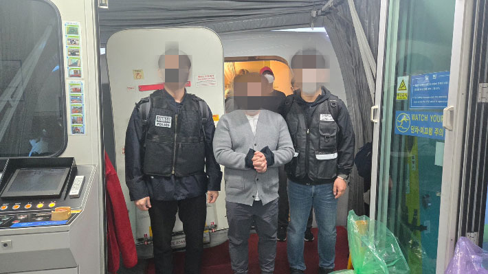 매크로 프로그램을 이용해 17개 웹하드 사이트에서 국내외 영화·드라마·웹소설 등 저작물을 무단으로 1만 5863회에 걸쳐 올린 40대 남성 B씨가 27일 강제송환됐다. 경찰청 제공